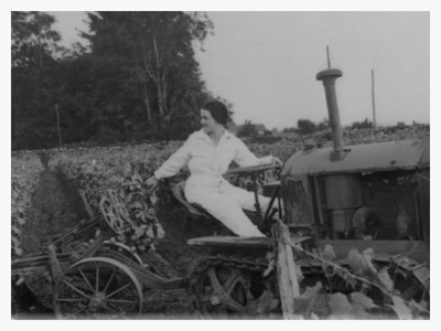 Vigneronne sur son tracteur dans les vignes du Château Caillou - Reine Ballan Bravo