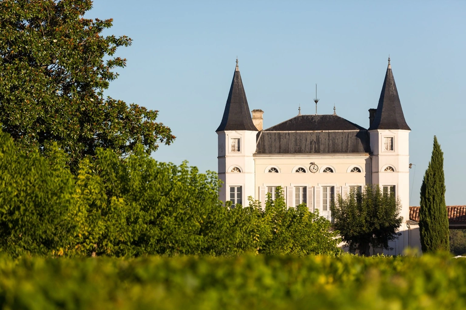 La façade du Château Caillou et son vignoble à Barsac ©Eric Bouloumie