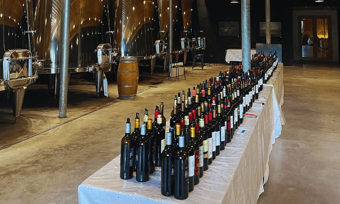 Dégustation de bouteilles de vins de Bordeaux pendant la semaine des Primeurs 2023